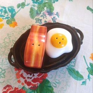 Rare pioneer woman eggs n bacon salt and pepper shaker set